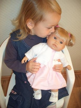 Kislány szőke babájával