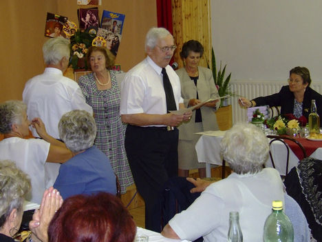 A bácsai nyugdíjas klub énekesei veszik át az oklevelet