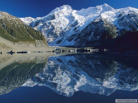 A_Mount_Sefton_tükörképe_a_Mueller_Glacier-tóban-Mount_Cook_Nemzeti_Park