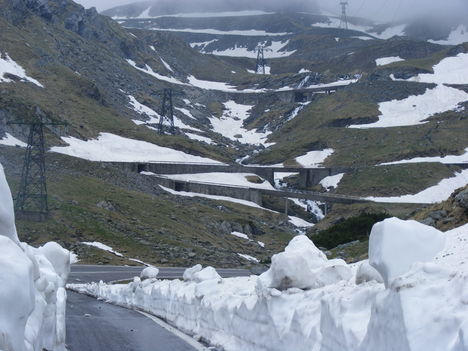 Útban a Transzforgarasi úton a Bilea-tó felé, de a hó feljebb teljesen eltorlasztolta az utat