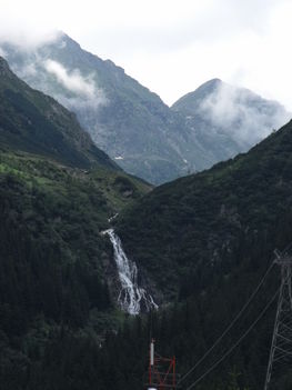 A Bilea-vízesés, a Netudu (2351 m) és a Buteanu (2507 m)