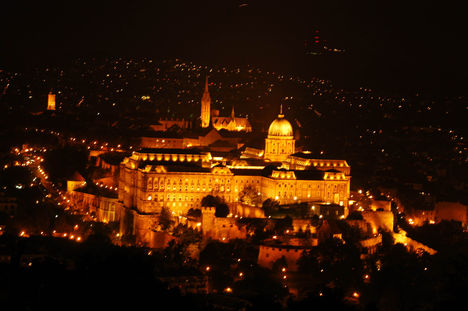 Budapest este, Budai vár a Gellért hegyről, Fotó: www.thermalbusiness.com 1