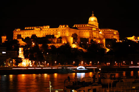 Budapest este, Budai vár a pesti Duna-partról, Fotó: www.thermalbusiness.com 3