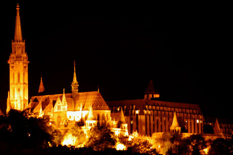 Budapest este, Halászbástya, Hilton, Mátyás templom, Fotó: www.thermalbusiness.com 2
