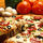 Pizza gombával, olivabogyóval, szalámival és paprikával