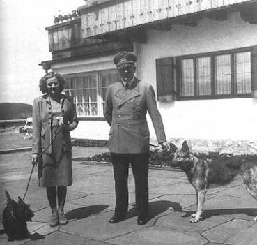 Hitler kedvenc vidéki háza előtt