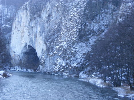 a Misid-völgye felé vezető függőhídról a Nagy Magyar-barlang bejárata a Sonkolyosi-szorosban