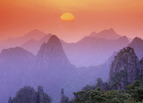 Napfelkelte Huangshan hegyei felett