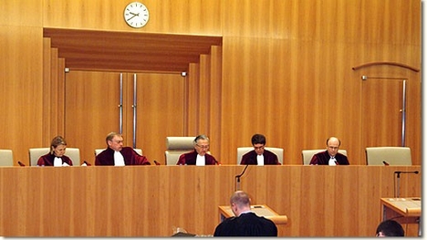 Öt bíró ülésezik