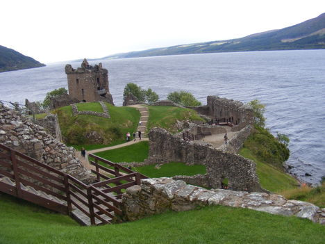 Urquhart Castle+Loch Ness tó