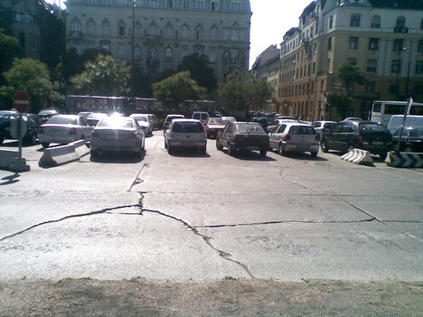 Felvonulási tér parkoló bejárat. Aki ismeri tudja mit jelölnek a beton tuskók..