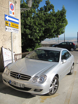 Olaszország, Szicília,Erice.Viszonylag üres, ingyenes parkoló.50-es úriember,feleséggel és egy útikönyvvel a kezében.