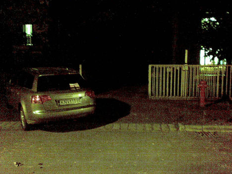 Siófok 2009.07.12.este-Ugyanaznap este egy másik versenyző is beparkolt. A nyitott kaputól balra is van egy kapubejáró..
