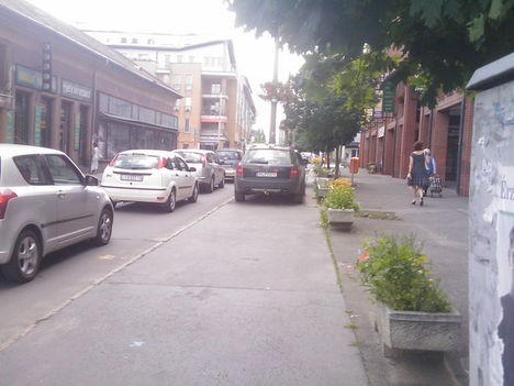 Újpest, Kemény Gusztáv utca. Parkolás a járdán tilosban
