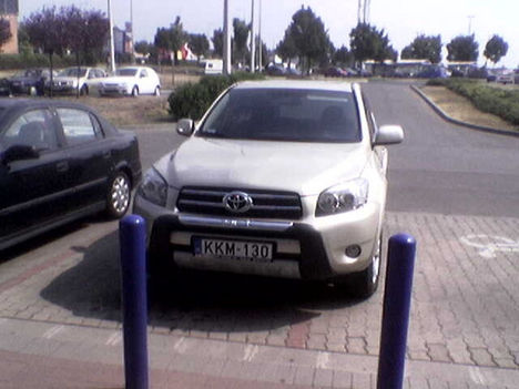 2008.08.29. Pécs, ElectroWorld parkoló. Anyu másképp nem tud kiszállni a jobb oldalon, csak ha akkora hely marad, mint a fél kocsi... na ja, nagy autónak nagy az ajtaja is... csoda, hogy nem a rokiba állt be