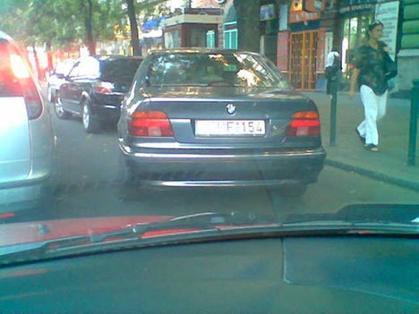 2008. 08. 18-20 között vmikor. Ferenc körút. Ekkora autóval ekkora helyre nem lehet máshogy beállni, csak hogy a fél segge kilógjon..