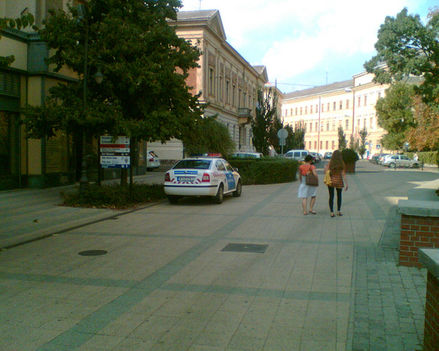 2009. augusztus 28. 15.12. Debrecen főterén a Nagytemplom mellett tilosban. A KRESZ szerint fény és hangjelzés mellett állhatna csak ott szabályosan, így csak egy átlagos gépjármű..
