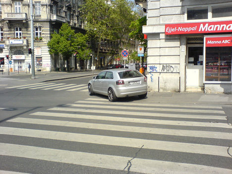 a Nagymező és Podmaniczky utca sarka, IOK-822. Rálóg a zebrára, lámpás kereszteződés ez is. Troli is kerülgette. A képen is látható boltba ugrott be..
