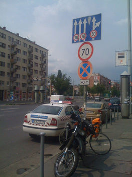 A táblán jelölt 40 méteren kb 6 autó parkolt még a KVZ-537 rendszámú rendőrautón kívűl...