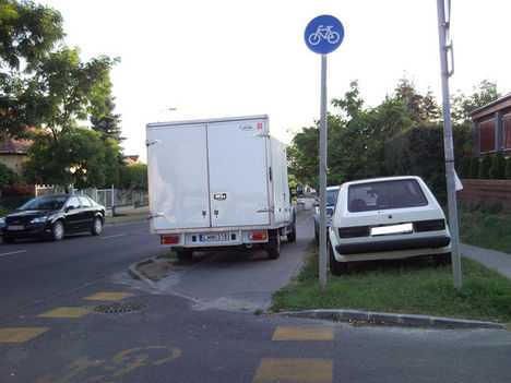 A XVI. kerületi Timúr utcai bicikliútra parkolt be igen nagy gondal és pontosággal ezzel a teherautóval valaki! 