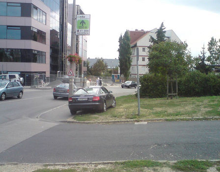 Audi-a táblától jobbra kb 20 méterre van a parkoló