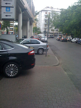 Bejáróban parkolva-ugyanaz a két autó néhány héttel korábban, pluszban két másik áll még a háttérben szintén a járdán