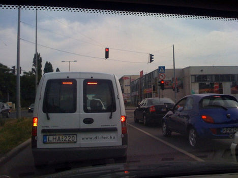 Budafoki út -balra kanyarodni tilos jelzőtáblával