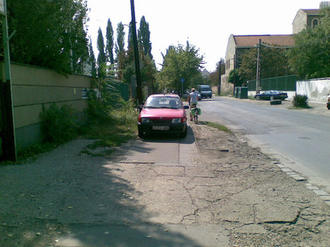 bunkó autós, parkolás kerékpárúton, Budapest, Tatai út 