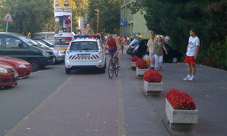 Kerékpáros rendőr-10 méterrel később leállhatott volna jobbra, ott parkolnak is kocsik. Nem ült benne senki, se a motor nem járt, se a villogó nem ment. Parkolt, na