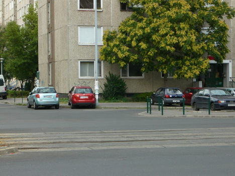 Lakótelepi csendélet-A többség ha szabálytalanul is, de legalább a gyalogosok akadályozása nélkül tud parkolni