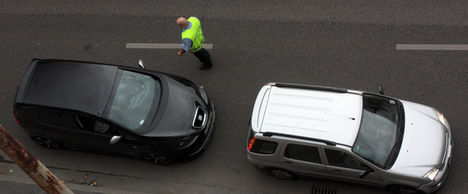 Drága mulatság lesz-A kép baloldalán két autóst már várják a rendőrök. (Kötelező haladási irány figyelmen kívül hagyása miatt