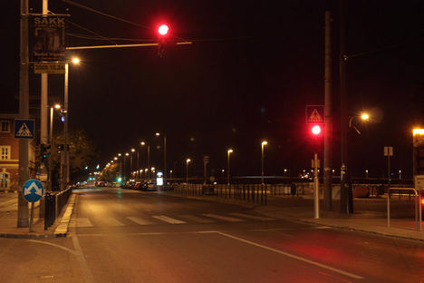 Energiatakarékosság-Budapest, I. ker. Batthyányi tér - Bem rakpart. Éjszaka is aktívan működő közlekedési lámpa. Gyalogosok részére zöld jelzésre programozható LENNE