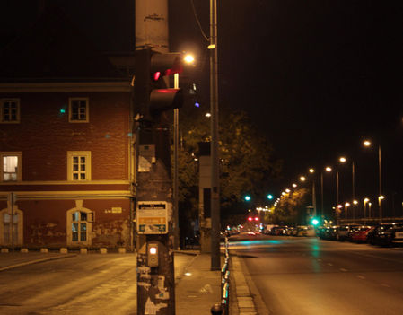 Energiatakarékosság-Budapest, I. ker. Batthyányi tér - Bem rakpart. Éjszaka is aktívan működő közlekedési lámpa. Gyalogosok részére zöld jelzésre programozható LENNE