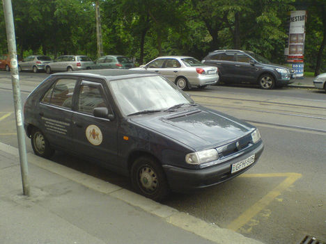 Íme a lehetetlen amikor a Közterületfelügyelők éppen egy taxidroszton parkolnak - Budapest, I. ker. Krisztina krt. 99