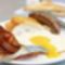 A kiadós angol reggeli veleje tojás bacon  kolbász és mellé még a dzsem  kenyér vaj