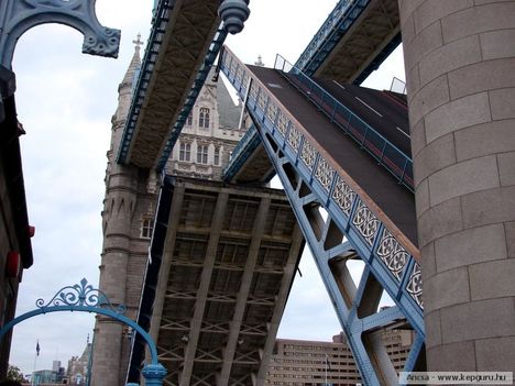 Tower_Bridge_felnyitása-London-Anglia