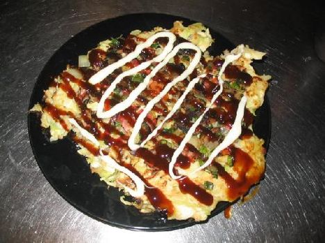 Okonomiyaki ketchuppal, majonézzel
