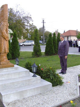 Tisztelgés a Pesti srác szobra előtt