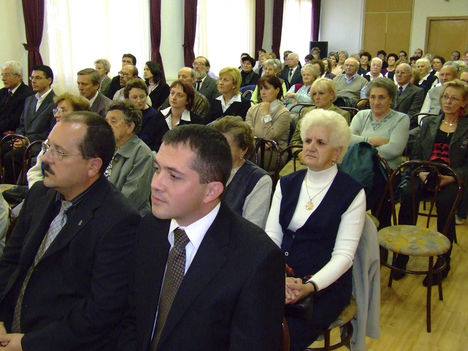 Ünneplő lébényiek, elől Kovács Gábor lébényi polgármester és Gyopáros Alpár csornai  alpolgámester