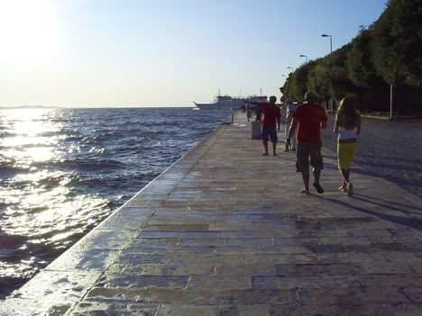 Zadar séta a parton.