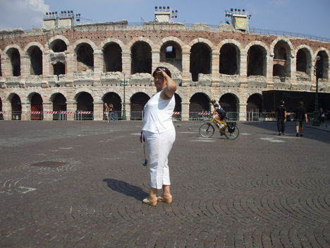 Veronai colosseum előtt