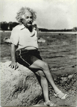 Albert Einstein, ein steinen ülve lábát áztatja a sóshákettőóban, 1945-ben