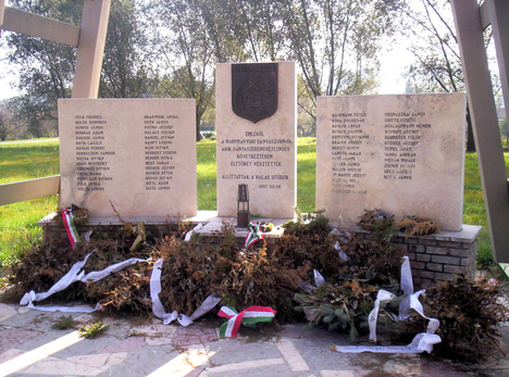 Nagymányoki bányászok emlékműve /Az evangélikus templom mellett, forrás: wikimedia commons/