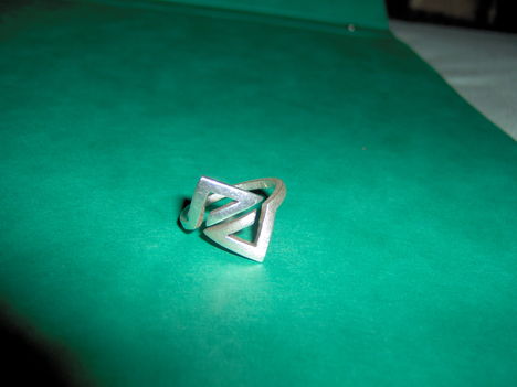 Gyűrű 001 háromszögekkel