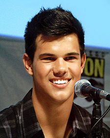 225px-Taylor_Lautner_at_the_2009_San_Diego_Comic_Con