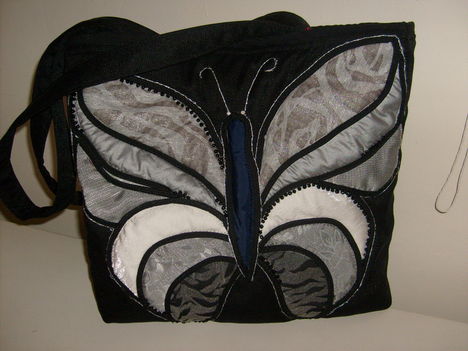 Ezüst pillangós táska
