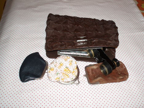 Színházi látcső , krokodilbőr táska és pénztárcák 1976