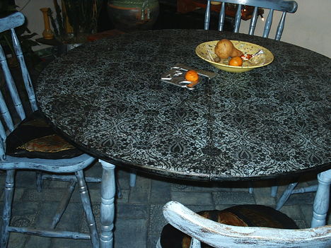 csipkés asztal székekkel