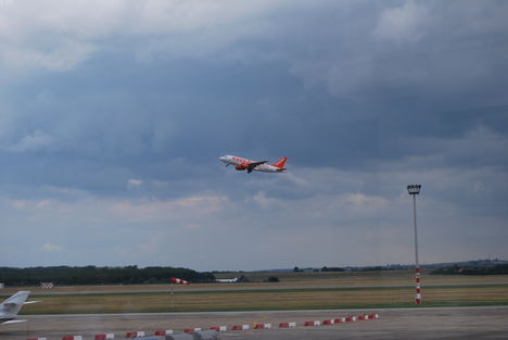 Easyjet hasít bele a szürke égboltba