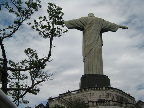 A Megváltó Krisztus szobra, ahogy a liftből kilépve megpillantjuk. Corcovádó hegy, Rió de Janeiro, Brazília